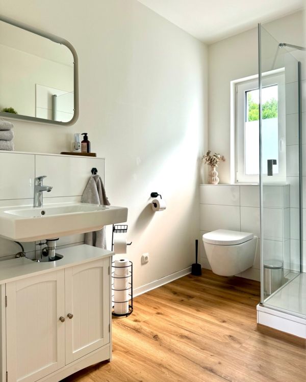 Badezimmer im Ferienhaus auf dem Stover Strand Campingplatz bei Hamburg