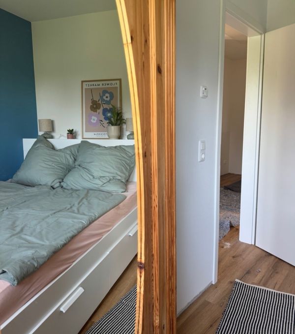 Doppelbett im modernen Ferienhaus auf dem Stover Strand Campingplatz bei Hamburg