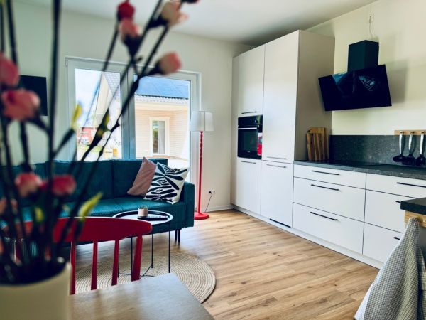 Wohnzimmer mit offener Küche im Ferienhaus am Stover Strand bei Hamburg