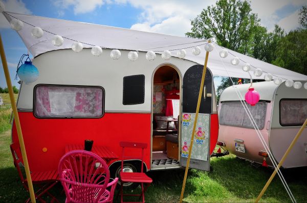 Retro Wohnwagen mit Sonnensegel auf dem Stover Strand Campingplatz an der Elbe