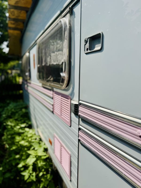 Blau rosa retro StrandCamper auf dem Campingplatz Stover Strand in Drage