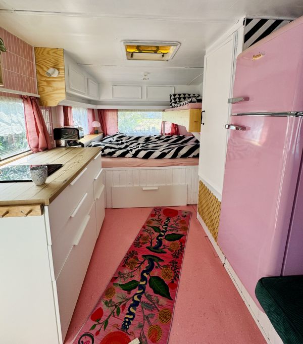 Der Innenraum vom StrandCamper Hanni am Stover Strand ist rosa, hell und freundlich