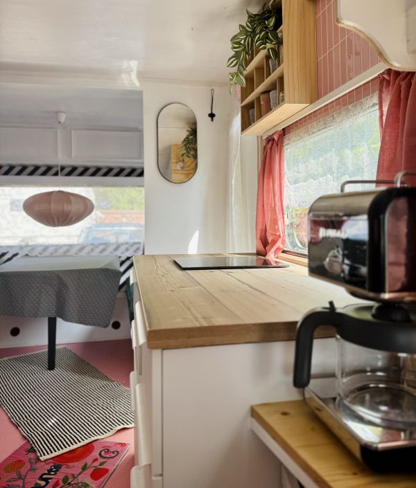Küchenzeile mit Kaffeemaschine im retro StrandCamper bei Stover Strand Camping