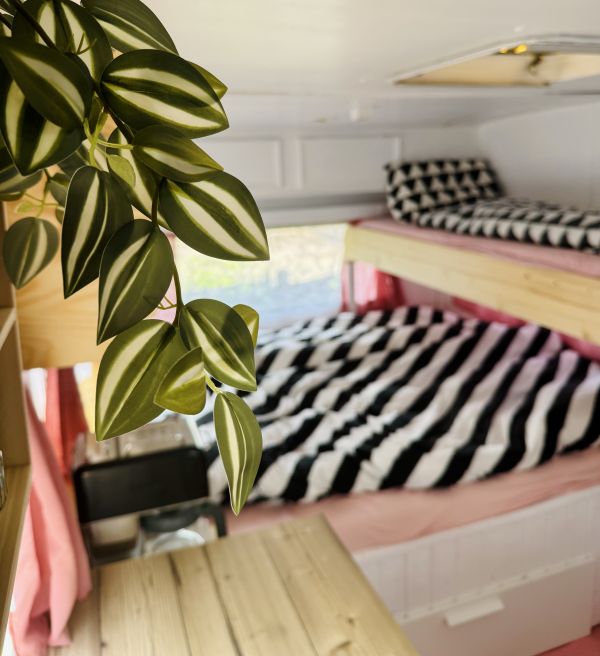 Kinderbett im rosa Mietwohnwagen auf dem Campingplatz Stover Strand nahe Hamburg